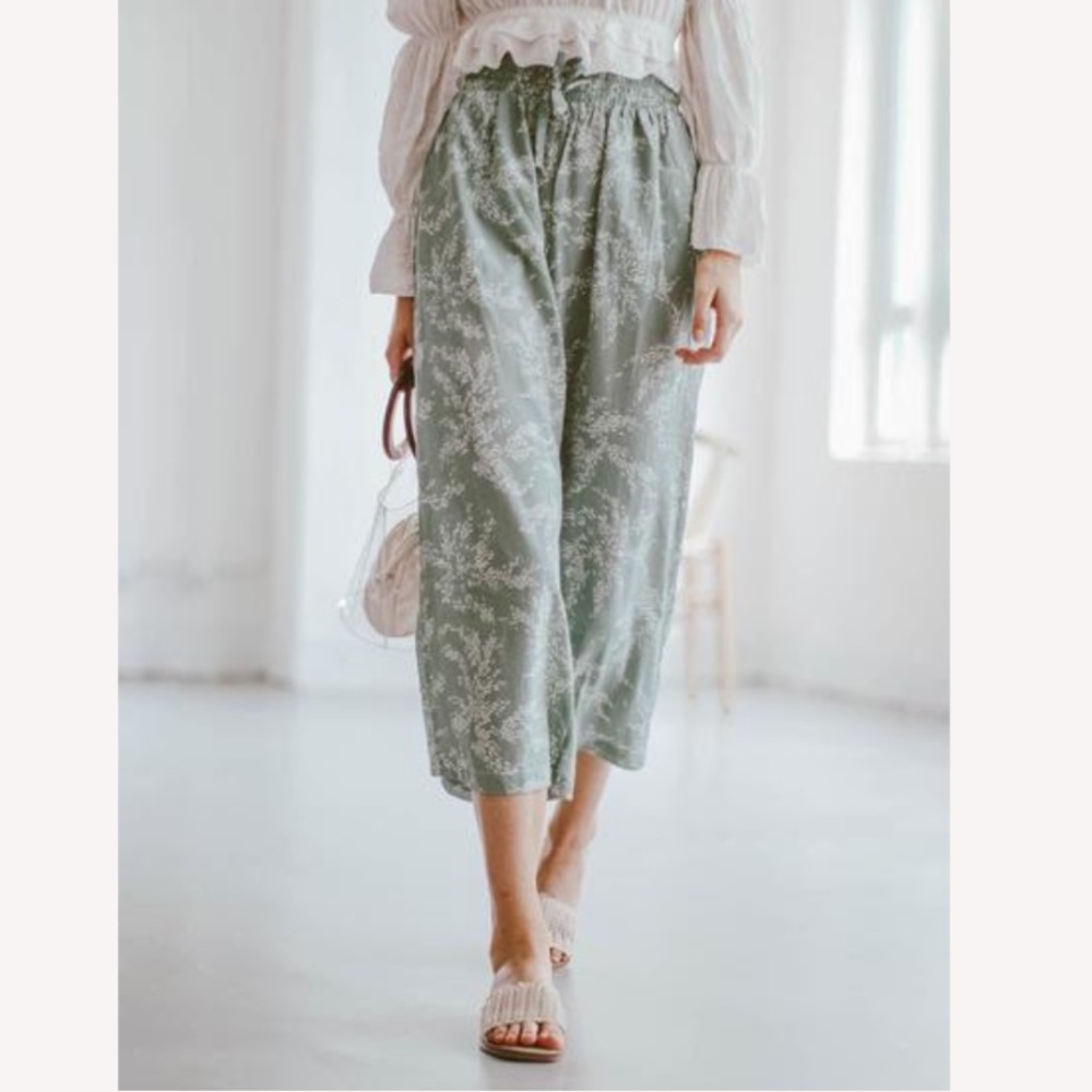Goodnight Macaroon Leah Floral Summer Cropped Pant